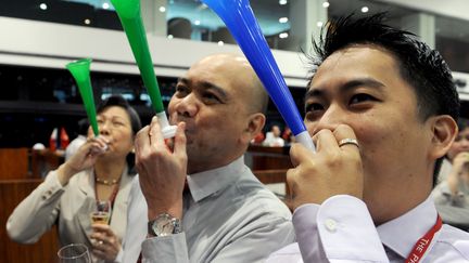 Des traders philippins saluent l'ouverture du Philippine Stock Exchange, le 2 janvier 2013 &agrave; Manille (Philippines). (JAY DIRECTO / AFP)