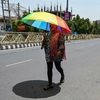 Une femme se protégeant du soleil le 4 juin 2024, à Amritsar, en Inde. (NARINDER NANU / AFP)