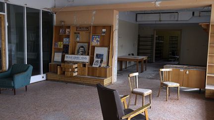 des livres pour enfants sont toujours disposés sur les étagères de l'ex-bibliothèque. Dans une autre pièce, un piano, une batterie démontée et un accordéon prennent la poussière.
  (AFP PHOTO / DOMINIQUE FAGET)