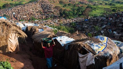 faits de paille et de branches abritent des milliers de congolais déplacés sur le site de Katanika. Autour et dans la ville de Kalémie, la capitale de la province du Tanganyika, des dizaines de camps de fortune ont été établis.
 (Colin Delfosse/UNHCR       )