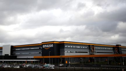 Un entrepôt Amazon à Bretigny-sur-Orge (Essonne), le 28 novembre 2019. (THOMAS SAMSON / AFP)