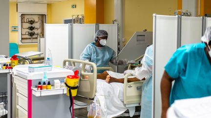 Une unité de soins intensifs pour les malades du Covid-19, le 24 septembre 2020, à&nbsp;Pointe-à-Pitre, en Guadeloupe. (LARA BALAIS / AFP)