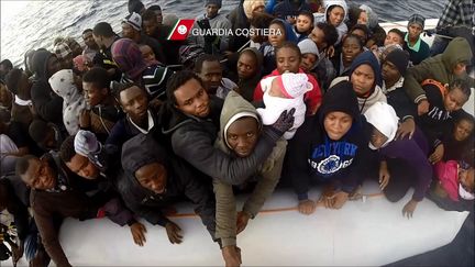 Des migrants secours par les garde-côtes italiens, au large de la Sicile (Italie), le 24 décembre 2015. (GUARDIA COSTIERA / AFP)