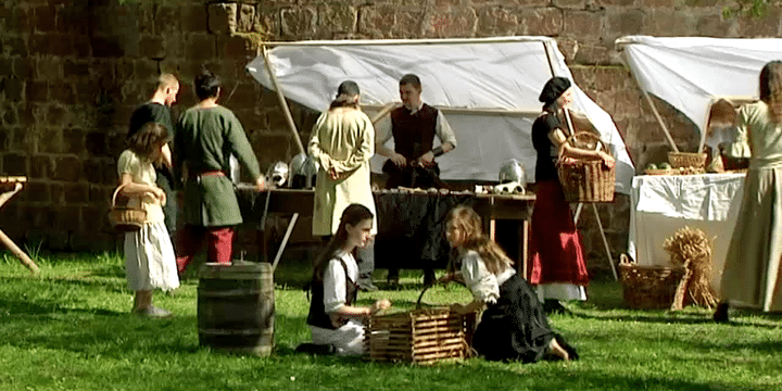 Des figurants dans le décor du film "Edahlion, le royaume orphelin" 
 (France 3)