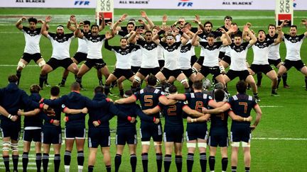 La France face à la Nouvelle-Zélande pendant le "haka"