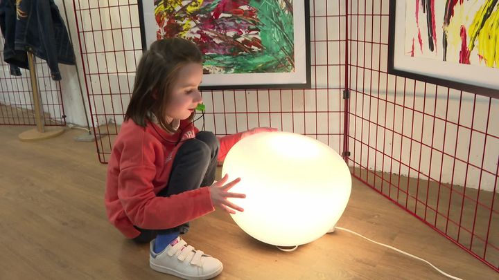 Ysée, a little girl suffering from a rare disease, shares her creations at Brest University Hospital on the occasion of International Rare Disease Day.  (FRANCE 3)