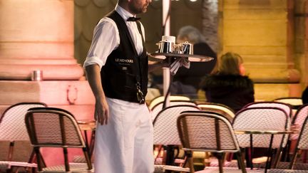 La restauration est l'un des secteurs qui emploie le plus de CDD. Un serveur dans une brasserie de Paris. Photo d'illustration. (MAXPPP)