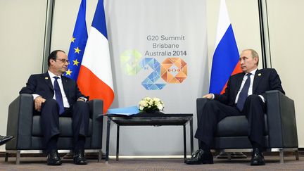 Fran&ccedil;ois Hollande (G.) et Vladimir Poutine se rencontrent &agrave; l'occasion du G20,&nbsp;&agrave; Brisbane (Australie), le 15 novembre 2014.&nbsp; (REUTERS)