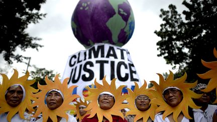 "Nous voulons adresser un message au reste du monde, en particulier aux dirigeants de la planète qui participent à la conférence sur le climat : notre survie n'est pas négociable", a expliqué l'un des 3000 manifestants présents à Manille. (NOEL CELIS / AFP)