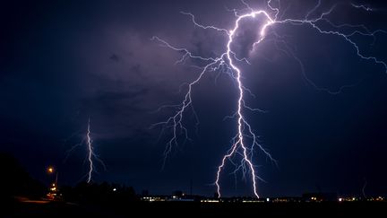 Une alerte aux orages&nbsp;court du 22 au 23 juin 2016, dans treize départements du nord-ouest de la France.&nbsp; (MARTEN HOLTROP / EYEEM / GETTY IMAGES)