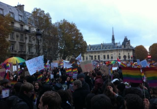 Contre-manifestation des partisans du mariage pour tous, le 18 novembre 2012 &agrave; Paris. (VINCENT DANIEL / FRANCETV INFO)