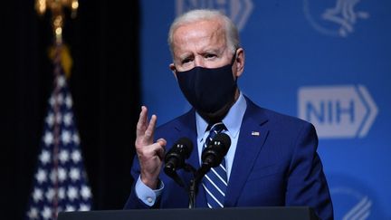 Le président américain Joe Biden lors d'une conférence de presse l'institut national de santé, à Bethesda, dans le Maryland, le 11 février 2021. (SAUL LOEB / AFP)