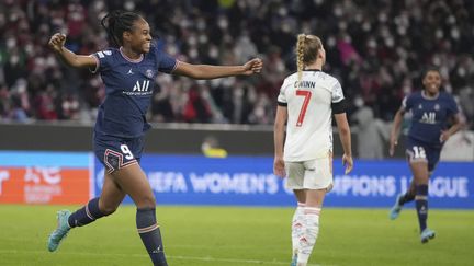 Marie-Antoinette Katoto célèbre son doublé à l'Allianz Arena, le 22 mars 2022, face au Bayern Munich en quart de finale aller de la Ligue des champions.&nbsp; (MATTHIAS SCHRADER/AP/SIPA / SIPA)