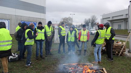 Les "gilets jaunes" se mobilisent pour le 4e week-end d'affilée sur le rond-point du Pied des Gouttes à Montbéliard (Doubs), le 8 décembre 2018. (MANON KLEIN / FRANCE-BLEU BELFORT-MONTBÉLIARD)