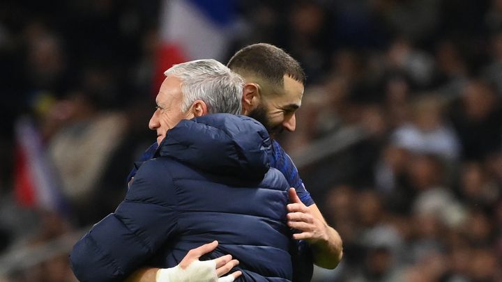 Karim Benzema et Didier Deschamps lors de France-Kazakhstan, au Parc des Princes, le 13 novembre 2021. (FRANCK FIFE / AFP)