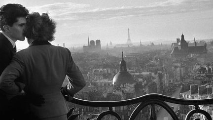 Les amoureux de la Bastille, photographie de Willy Ronis 
 (Photo (C) Ministère de la Culture - Médiathèque du Patrimoine, Dist. RMN-Grand Palais / Willy Ronis)