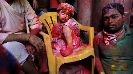 Un jeune Hindou est recouvert de pigments de couleurs &agrave; l'occasion des c&eacute;l&eacute;brations traditionnelles du&nbsp;festival Holi &agrave; Vrindavan (Inde), le 26 mars 2013. (KEVIN FRAYER / AP / SIPA)