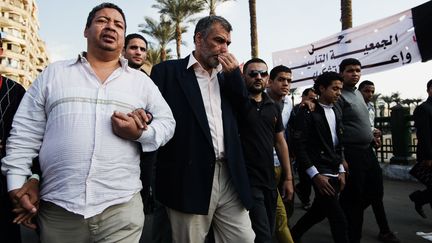 Des proches de l'activiste mort durant la nuit, apr&egrave;s des affrontements au Caire, prennent part &agrave; ses fun&eacute;railles le 26 novembre 2012 pr&egrave;s de la place Tahrir. (GIANLUIGI GUERCIA / AFP)