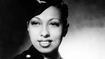 Joséphine Baker (1906 - 1975) ici&nbsp;en 1945.&nbsp;L'artiste de music-hall,&nbsp;agent secret au service du contre-espionnage français, obtient son diplôme de pilote&nbsp;en 1935, et fera partie des&nbsp;Forces Aériennes Françaises Libres. (ULLSTEIN BILD DTL. / ULLSTEIN BILD / GETTY IMAGES)