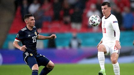 Mason Mount (à droite) face à Billy Gilmour, lors d'Angleterre-Ecosse, vendredi 18 juin, à Wembley. (NICK POTTS / MAXPPP)