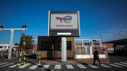 L'entrée de&nbsp;la raffinerie de TotalEnergies à Gonfreville-l'Orcher (Seine-Maritime), le 27 septembre 2022. (LOU BENOIST / AFP)