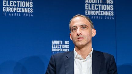 Raphaël Glucksmann, lors d'un meeting en vue des élections européennes, le 18 avril 2024, à Paris. (XOSE BOUZAS / HANS LUCAS / AFP)