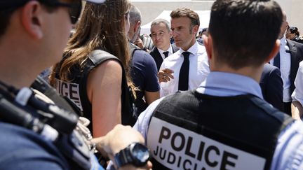 Gérald Darmanin et Emmanuel Macron rencontrent des policiers à Marseille, le 26 juin 2023 (LUDOVIC MARIN / POOL / AFP POOL)