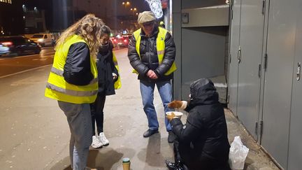 Des bénévoles du Secours Populaire de Paris lors d'une maraude le dimanche 7 janvier. (FARIDA NOUAR / RADIOFRANCE)