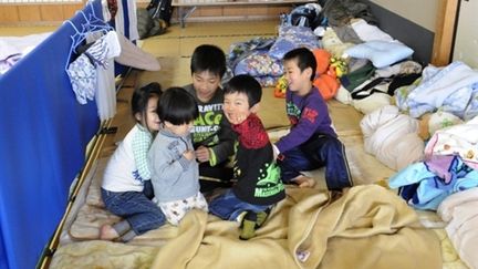 Des enfants évacués de la zone autour de Fukushima après le séisme du 11 mars (28 mars 2011) (AFP / Toshifumi Kitamura)