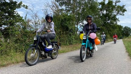 Les quatre collègues sur les routes de l'Allier lors de leur randonnée à mobylette. (BORIS LOUMAGNE / RADIO FRANCE)