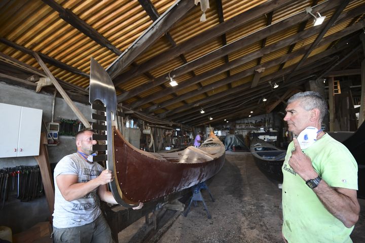 Roberto Dei Rossi et Simone Vecchiato dans leur atelier à Venise le 27 mai 2020. (MIGUEL MEDINA / AFP)