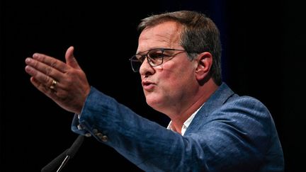 Louis Aliot, le maire de Perpignan, lors d'un discours devant le Rassemblement national au Cap d'Agde, le 18 septembre 2022. (PASCAL GUYOT / AFP)