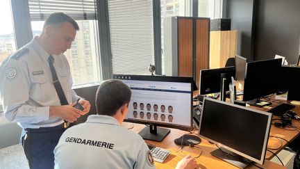 Le général Patrick Perrot, coordonateur de l'intelligence artificielle pour la gendarmerie (à gauche), au pôle cyber du ministère de l'Intérieur par le avec un gendarme. (AURELIEN THIRARD / RADIO FRANCE)