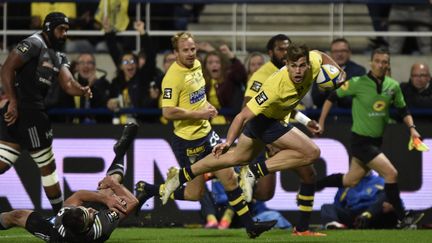 Le Clermontois Damian Penaud prend le meilleur sur la défense de Brive dans le derby (THIERRY ZOCCOLAN / AFP)