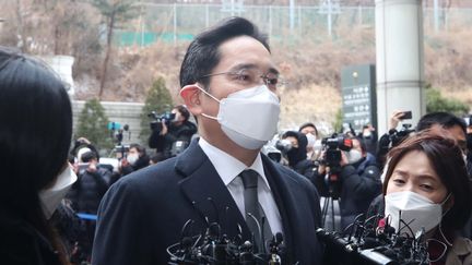 Le patron de Samsung,&nbsp;Lee Jae-yong (ci-contre lors de son arrivée à la haute cour de Séoul)&nbsp;a été condamné lundi 18 janvier à deux ans et demi de prison dans un retentissant scandale de corruption.&nbsp; (YONHAP / YNA)