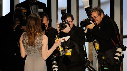 La réalisatrice&nbsp;Kathryn Bigelow, ici de dos lors de la cérémonie des Oscars 2010, est la seule femme lauréate de l'Oscar du meilleur réalisateur.&nbsp;
 (KEVIN WINTER / GETTY IMAGES NORTH AMERICA)