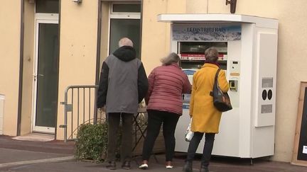 Les distributeurs de repas rencontrent de plus en plus de succès.&nbsp;Après les pizzas prêtes à consommer, les baguettes ou encore les sushis, les plats gastronomiques débarquent dans les distributeurs.&nbsp;Reportage en Charente. (FRANCE 2)