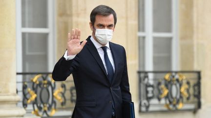 Le ministre de la Santé, Olivier Véran, sur le perron de l'Elysée à Paris, le 12 janvier 2022. (BERTRAND GUAY / AFP)