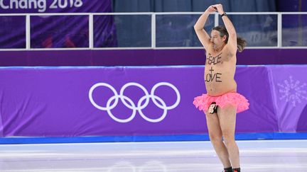 Le facétieux britannique Mark Roberts n'a pas eu de médaille en patinage artistique, mais son&nbsp;irruption sur la glace en tutu rose restera comme l'un des moments cocasses des Jeux. (MLADEN ANTONOV / AFP)