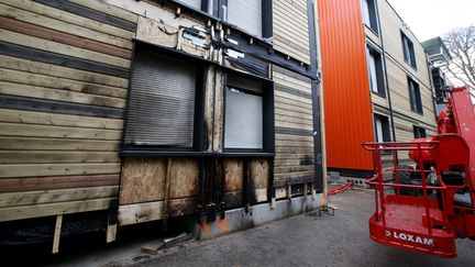 Une vue générale des dégâts infligés au futur centre d'hébergement d'urgence de Paris, dont la façade a été noircie par un départ de feu, lundi 17 octobre 2016, dans le 16e arrondissement. (JACKY NAEGELEN / REUTERS)