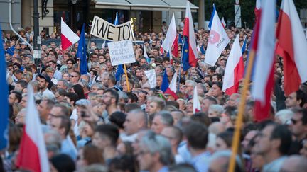 Manifestants à Varsovie devant le palais présidentiel, à Varsovie, dans la soirée du 20 juillet 2017. (JAN A. NICOLAS / DPA / AFP)