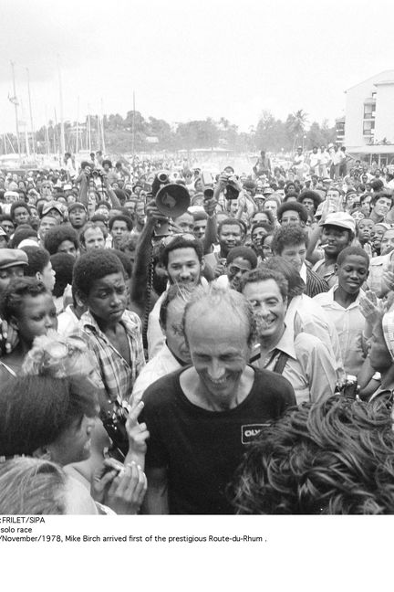 Le Canadien Mike Birch accueilli en héros à son arrivée à Pointe-à-Pitre (Guadeloupe), au terme de la première édition de la Route du Rhum, le 28 novembre 1978. (FRILET/SIPA)