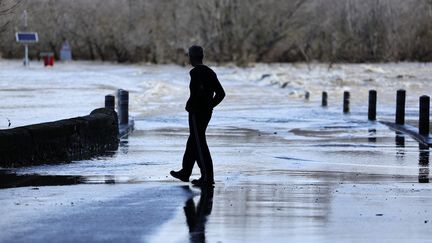 Un passant devant le pont Dions, fermé à la circulation, en mars 2024. (CLEMENT MAHOUDEAU / AFP)