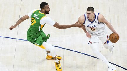 Nikola Jokic (en blanc) face à Rudy Gobert (en vert) le 7 mai dernier à Salt Lake City.&nbsp; (ALEX GOODLETT / GETTY IMAGES NORTH AMERICA)