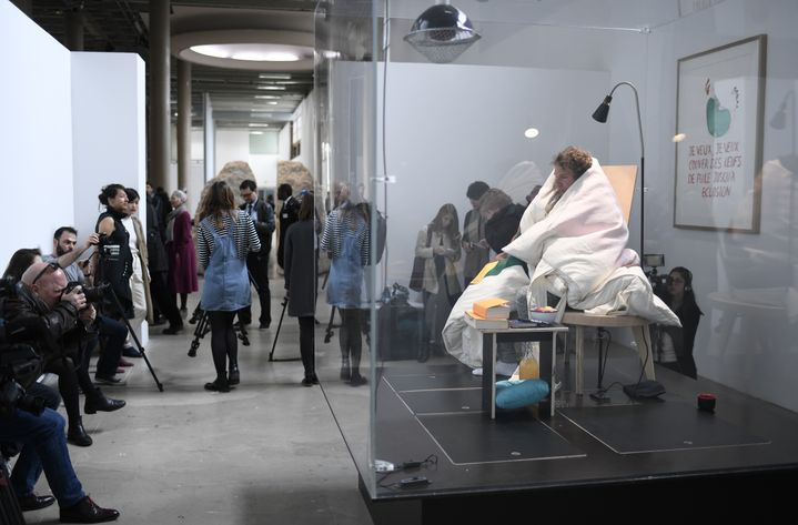 Mercredi 29 mars 2017, premier jour de couvaison pour Abraham Poincheval au Palais de Tokyo à Paris, où il est resté assis resté assis trois semaines, sur onze œufs.&nbsp; (STEPHANE DE SAKUTIN / AFP)