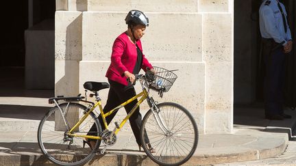 La ministre de la Justice et garde des Sceaux Christiane Taubira quitte &agrave; v&eacute;lo le palais de l'Elys&eacute;e apr&egrave;s le conseil des ministres, Paris, le 4 septembre 2013. (MAXPPP)