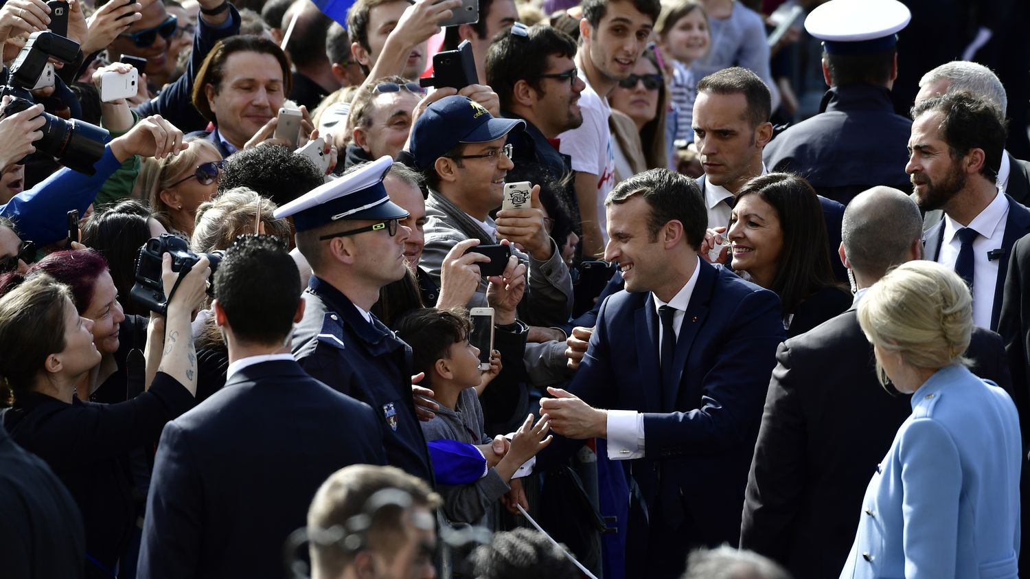 Les Français accueillent leur nouveau président