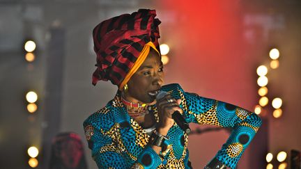 La chanteuse malienne Fatoumata Diawara en concert lors du festival des Francofolies&nbsp;de&nbsp;La Rochelle le 14 juillet 2017. (XAVIER LEOTY / AFP)