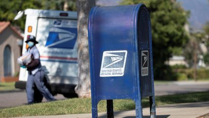 Une boîte aux lettres américaine à&nbsp;Pasadena, en Californie, le 17 août 2020. (MARIO ANZUONI / REUTERS)