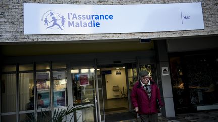 Une personne âgée devant un centre de l'assurance-maladie dans le Var, le 20 décembre 2023. (MAGALI COHEN / HANS LUCAS / AFP)